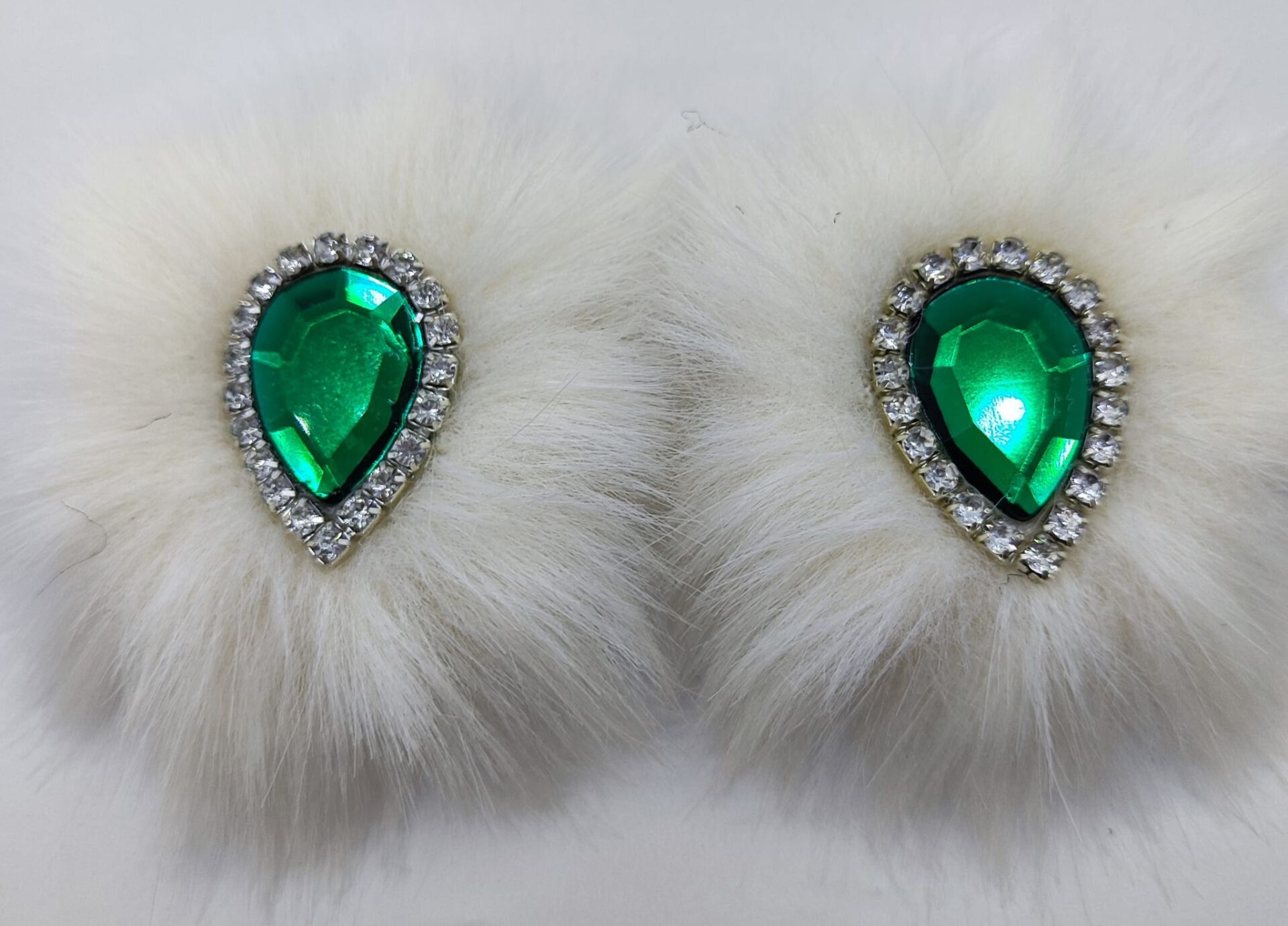 PATİK SÜSÜ HÜRREM KREM TÜYÜ ZÜMRÜT TAŞLI