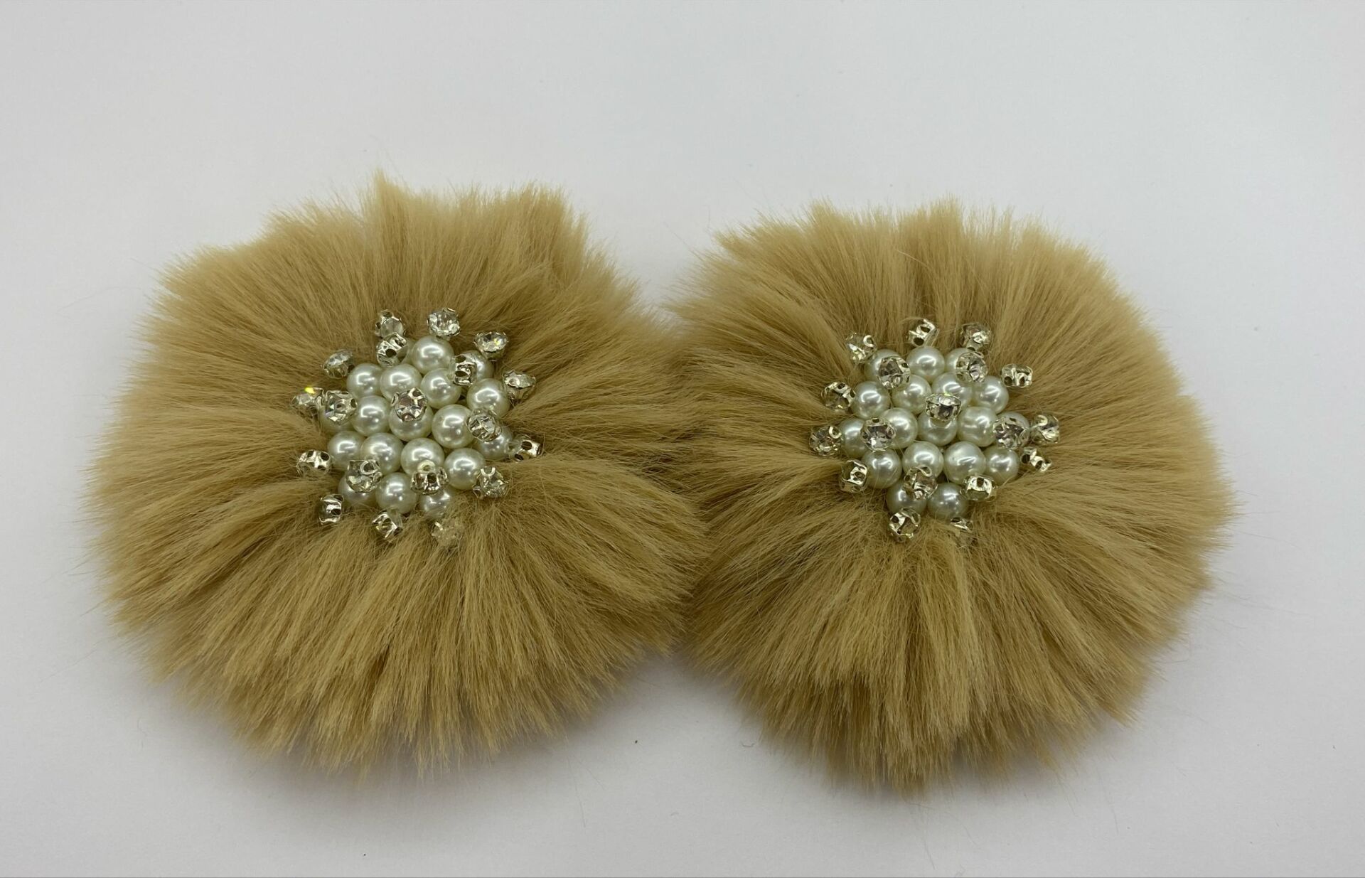 PATİK SÜSÜ AÇIK SÜTLÜ KAHVE TASARIM BEYAZ TAŞLI